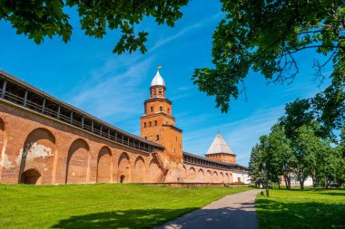 Veliky Novgorod, Rusya. Yaz günlerinde yeşil ağaçlarla Kremlin duvarı ve Kokui Kulesi manzarası.