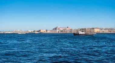 Römorkör, Neva nehri boyunca, St. Petersburg şehir manzarasının arka planına doğru gidiyor.. 