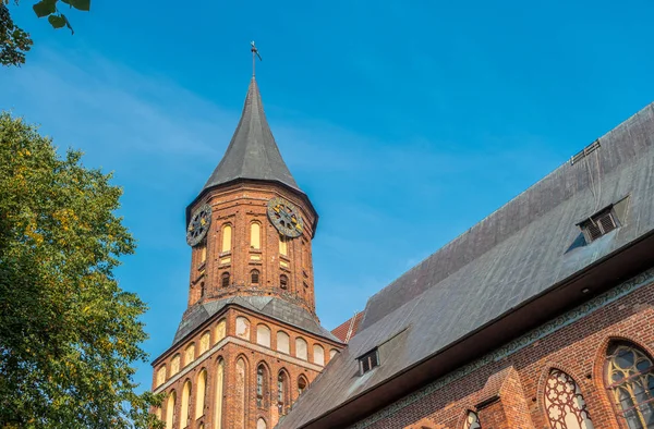 Kant Adası'ndaki Kaliningrad Katedrali'nin saat kulesindeki metal kadran. Kaliningrad, Rusya Federasyonu.