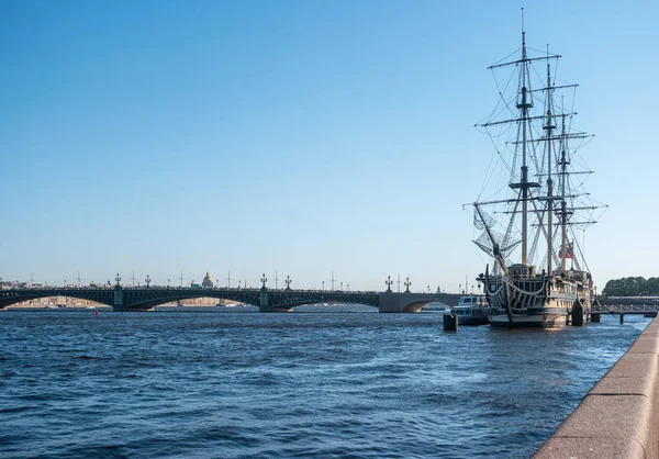 Uitzicht Trinity Bridge Het Oude Fregat Vanaf Dijk Van Rivier — Stockfoto