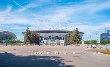 Saint Petersburg, Rusya - 19 Haziran 2019: Gazprom Arena'nın önünde Kirov Anıtı ile görünümü. Krestovsky Stadyumu 2020 Avrupa Futbol Şampiyonası maçlarına ev sahipliği yapacak.