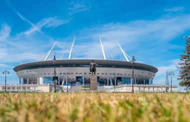 Saint Petersburg, Rusya - 19 Haziran 2019: Gazprom Arena'nın önünde Kirov Anıtı ile görünümü. Krestovsky Stadyumu 2020 Avrupa Futbol Şampiyonası maçlarına ev sahipliği yapacak.
