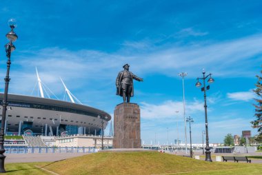 Saint Petersburg, Rusya - 19 Haziran 2019: Gazprom Arena'nın önünde Kirov Anıtı ile görünümü. Krestovsky Stadyumu 2020 Avrupa Futbol Şampiyonası maçlarına ev sahipliği yapacak.