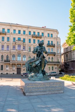 Saint Petersburg, Rusya - 19 Haziran 2019: Gazprom Arena'nın önünde Kirov Anıtı ile görünümü. Krestovsky Stadyumu 2020 Avrupa Futbol Şampiyonası maçlarına ev sahipliği yapacak.