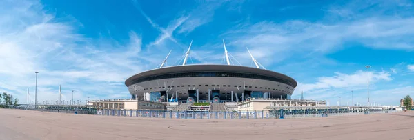 Saint Petersburg, Rusya - 19 Haziran 2019: Gazprom Arena'nın önünde Kirov Anıtı ile görünümü. Krestovsky Stadyumu 2020 Avrupa Futbol Şampiyonası maçlarına ev sahipliği yapacak.