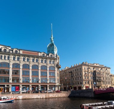 Saint Petersburg, Rusya - 18 Haziran 2019: Kızıl Köprü yakınlarındaki Moyka Nehri'nin dolgusundaki tarihi binada 