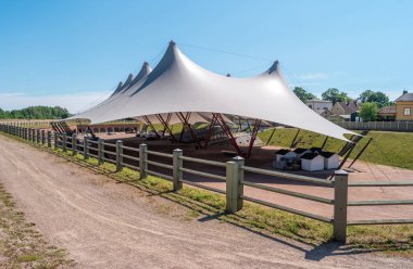 Hamina, Finlandiya. Eski kalenin bölgesinde çadırı olan bir konser salonu..