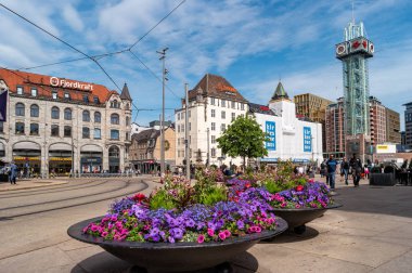 Oslo, Norveç - 24 Haziran 2019: Çiçek saksılı Jernbanetorget Meydanı.