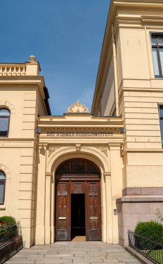 Oslo, Norveç - 24 Haziran 2019: Norveç Nobel Enstitüsü 'nün ön kapısı.
