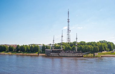 Veliky Novgorod, Rusya - 17 Haziran 2019: Flagship, Volkhov nehrine demir attı. Gemide yer alan bir restoranı olan şehir manzarası..