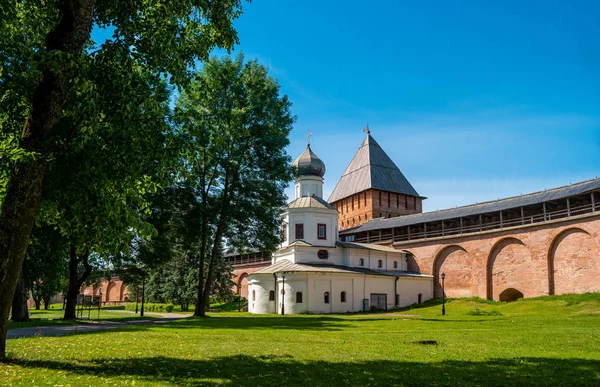 Veliky Novgorod, Rusya. Kutsal Bakire 'nin Kilisesi Novgorod Kremlin duvarının ve Pokrovskaya kulesinin doğu cephesine bitişik..