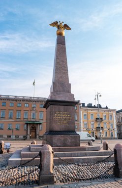 Helsinki, Finlandiya - 21 Haziran 2019: Çariçe Taşı Dikili Taşı Pazar Meydanı.