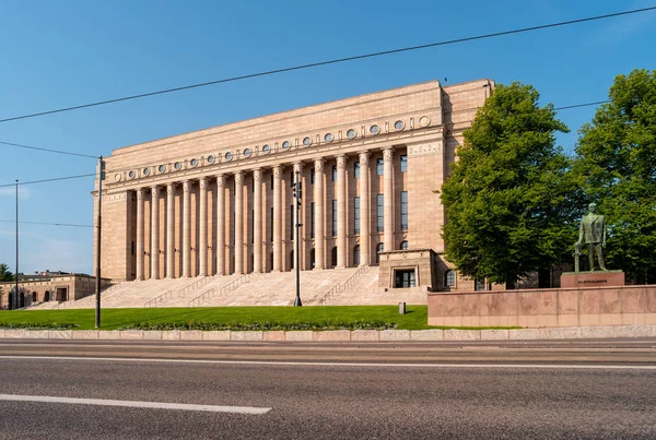 Helsinki, Finlandiya - 21 Haziran 2019: Kaarlo Juho Stahlberg heykeli ile Finlandiya Parlamentosu.