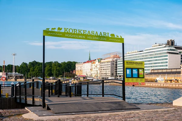 Helsinki, Finlandiya - 21 Haziran 2019: Pazar Meydanı Feribotu Korkeasaari Hayvanat Bahçesi.