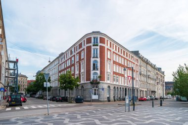 Kopenhag, Danimarka - 26 Haziran 2019: Gezinti güvertesinin yanındaki Havnegade Caddesi. Danimarka başkentinin şehir manzarası.