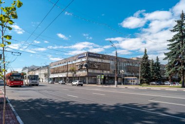 Tver, Rusya - 16 Haziran 2019: Tver Bölgesi Federal Posta Servisi Ofisi ile Sovetskaya Caddesi manzarası.