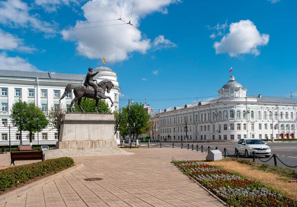 Тверь, Россия - 16 июня 2019 года: Памятник Михаилу Тверскому на фоне административного центра города
.
