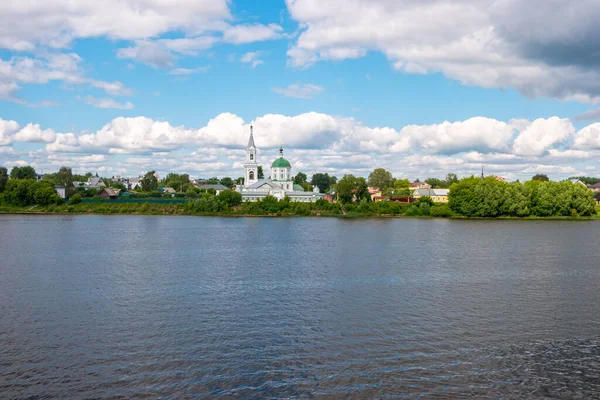 Tver, Rusya. Yaz günü Volga nehrinin kıyısındaki St. Catherine Manastırı..