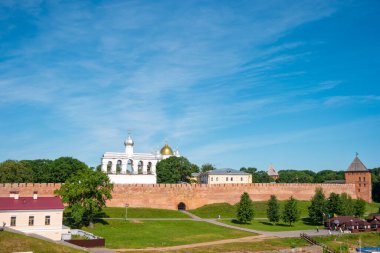 Veliky Novgorod, Rusya - 17 Haziran 2019: Kremlin duvarı ve Sofya çan kulesi.