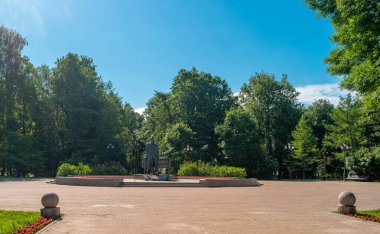 Veliky Novgorod, Rusya - 17 Haziran 2019: Novgorod Kremlin yakınlarındaki şehir bahçesinde besteci Sergei Rachmaninov anıtı.