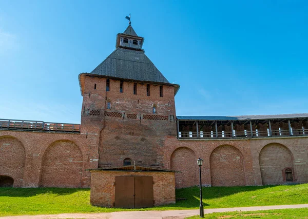Άποψη Του Πύργου Spasskaya Από Έδαφος Του Novgorod Detinets Τείχος — Φωτογραφία Αρχείου