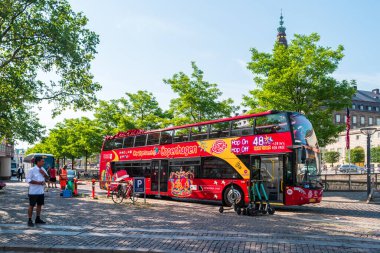 Kopenhag, Danimarka - 26 Haziran 2019: Christiansborg Sarayı yakınlarındaki şehir turları için kırmızı gezi otobüsü.