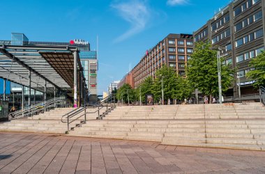 Helsinki, Finlandiya - 21 Haziran 2019: Finlandiya başkentinin manzarası. Plaza Narinkka ve Mentro istasyonu Kamppi yakınlarında..