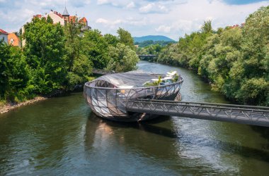 Graz, Avusturya - 19 Temmuz 2019: Murinsel, Mur Nehri üzerindeki köprüyle birlikte yüzüyor.