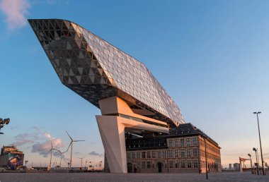 Antwerp, Belçika - 2 Temmuz 2019: Gündoğumunda Havenhuis limanının merkezi Antwerp 'tir. Tasarım: Zaha Hadid Mimarlar.
