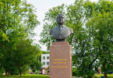 Perm, Rusya - 3 Ağustos 2020: Perma Motor Yapım Kompleksi parkındaki Pavel Solovyov Anıtı.