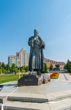Kazan, Rusya - 5 Ağustos 2020: Milenyum Parkı 'nda Müslüman şair Qol Ghali anıtı.