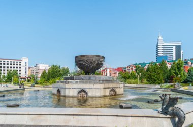 Kazan, Rusya - 5 Ağustos 2020: Milenyum Parkı 'ndaki ejderha zilantı şeklinde Kazan çeşmesi.