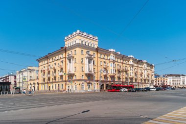 Kazan, Rusya - 5 Ağustos 2020: Klasik yapı ve geniş şehir otoyolu Puşkin Caddesi tarzında şehir manzarası.