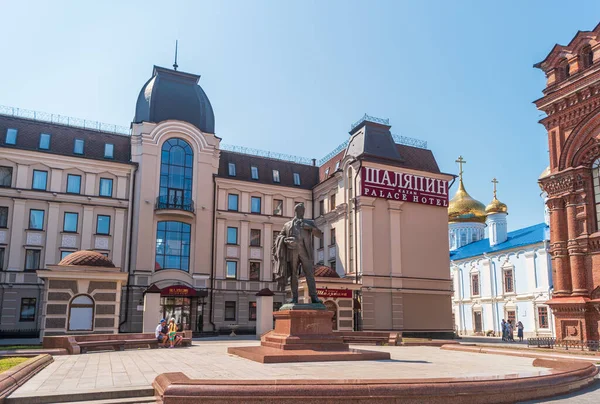 Kazan, Rusya - 5 Ağustos 2020: F.I. Anıtı Shalyapin, Bauman Caddesi 'ndeki Shalyapin Palace Oteli yakınlarında..