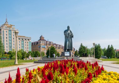 Kazan, Rusya - 5 Ağustos 2020: Milenyum Parkı 'nda Müslüman şair Qol Ghali' nin anıtının görüntüsü.