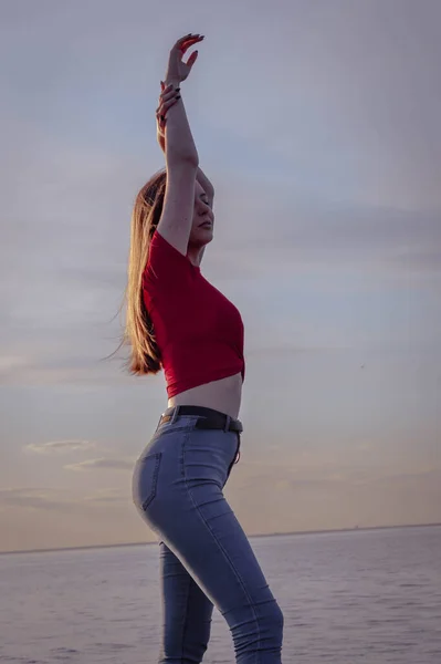 Glad Flicka Röd Blus Sträcker Sig Stranden Vid Havet Solnedgång — Stockfoto