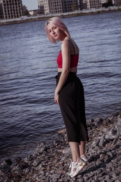 Glückliches Mädchen Mit Kurzen Haaren Und Rotem Oberteil Steht Ufer — Stockfoto
