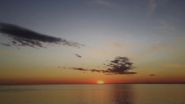 Czerwone Zachody Słońca Nad Morzem Słońce Dotyka Horyzontu Czerwone Niebo — Wideo stockowe