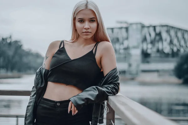 Das Blonde Mädchen Auf Der Seebrücke Einer Schwarzen Lederjacke — Stockfoto