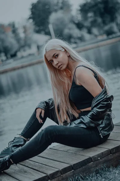 Das Blonde Mädchen Auf Der Seebrücke Einer Schwarzen Lederjacke — Stockfoto