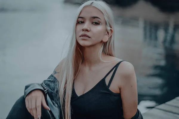 Rıhtımdaki sarışın kız. Siyah deri ceketli.