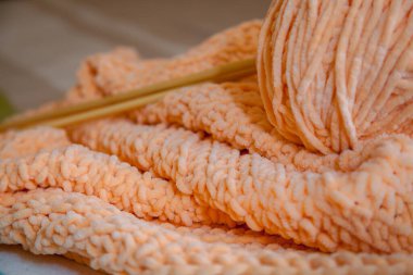 yün yumağı ve örgü iğnesi..