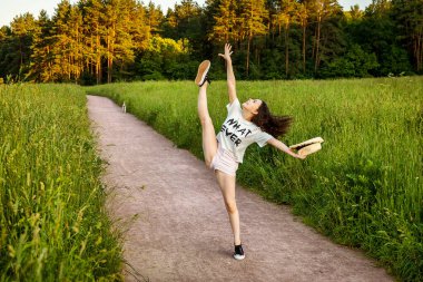 Kız orman yolunda bacağını kaldırdı..
