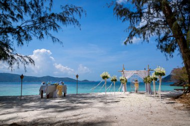 Tropikal bir plajda düğün yeri.