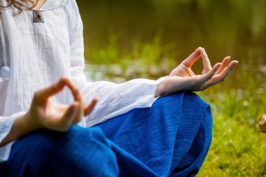 Gölde meditasyon.