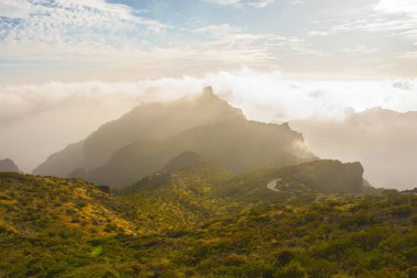 Çarpıcı dağ manzaralı bir Cennet Adası üzerinde derin kanyon. Güzel altın saat gündoğumu günbatımı yumuşak ışık. Seyahat fotoğraf, kartpostal. Masca, Tenerife, Kanarya Adaları
