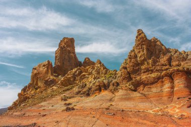 Teide Milli Parkı. Güzel bir yanardağ dağ manzarası El Teide, Atlantik Okyanusu Kanarya Adaları bir güneşli gün ve mavi gökyüzü yüksek yanardağ yakınındaki çöl krater kayalar. Tenerife, Kanarya Adaları