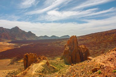 Teide Milli Parkı. Güzel bir yanardağ dağ manzarası El Teide, Atlantik Okyanusu Kanarya Adaları bir güneşli gün ve mavi gökyüzü yüksek yanardağ yakınındaki çöl krater kayalar. Tenerife, Kanarya Adaları