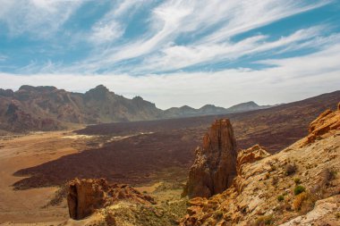 Teide Milli Parkı. Güzel bir yanardağ dağ manzarası El Teide, Atlantik Okyanusu Kanarya Adaları bir güneşli gün ve mavi gökyüzü yüksek yanardağ yakınındaki çöl krater kayalar. Tenerife, Kanarya Adaları