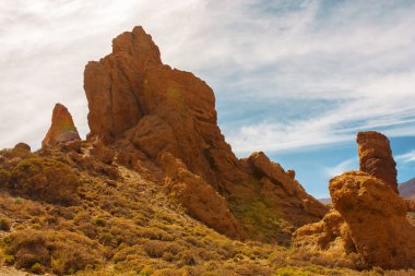 Teide Milli Parkı. Güzel bir yanardağ dağ manzarası El Teide, Atlantik Okyanusu Kanarya Adaları bir güneşli gün ve mavi gökyüzü yüksek yanardağ yakınındaki çöl krater kayalar. Tenerife, Kanarya Adaları